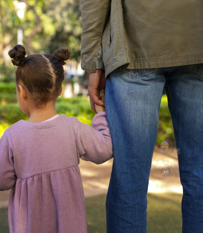 padre-pasando-tiempo-su-hija-al-aire-libre-dia-padre